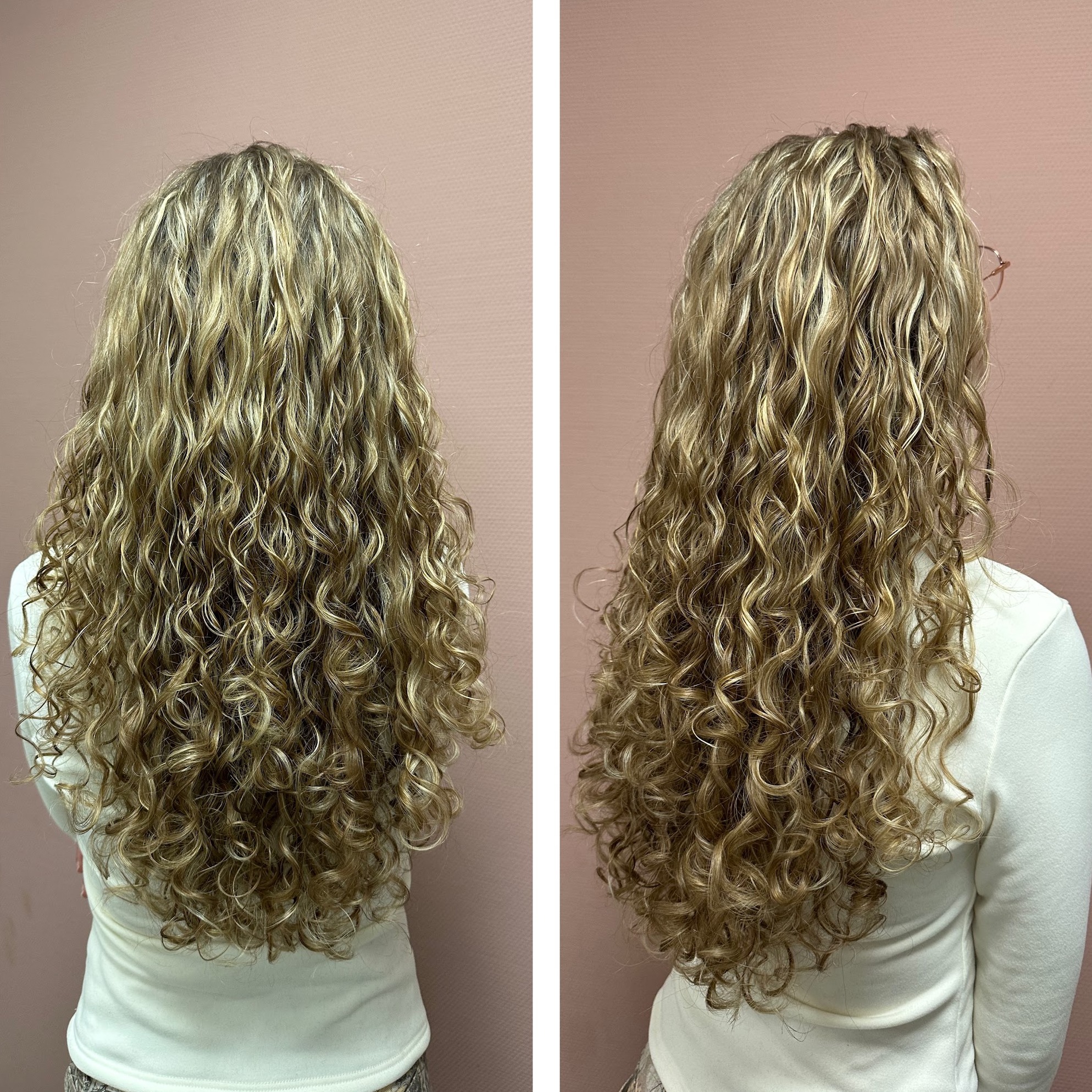Lange blonde krullen met highlights, van achteren gezien, twee klanten tegen de roze wand van de salon