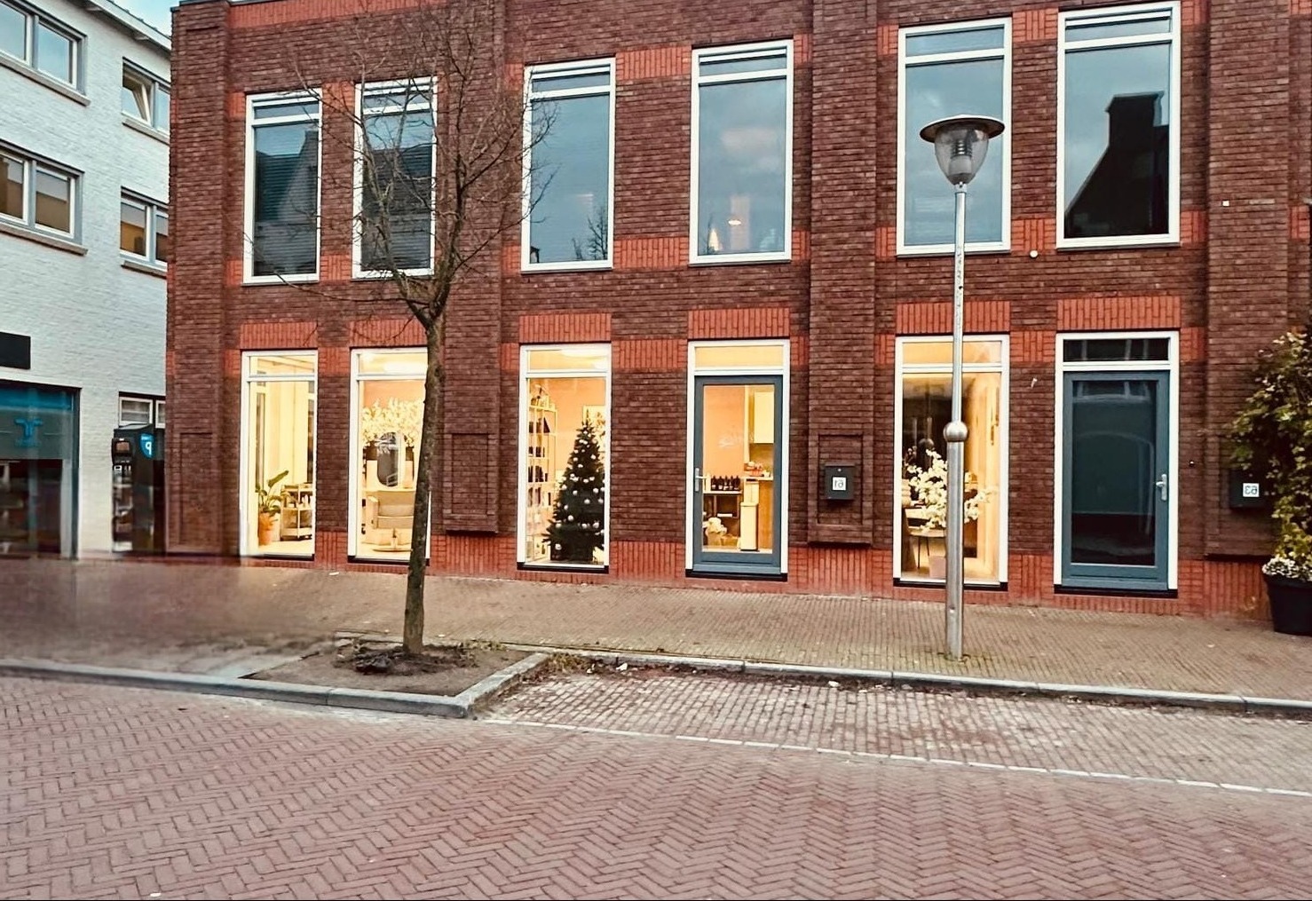 Het bakstenen pand met grote etalageramen aan de Oude Koemarkt in Sneek